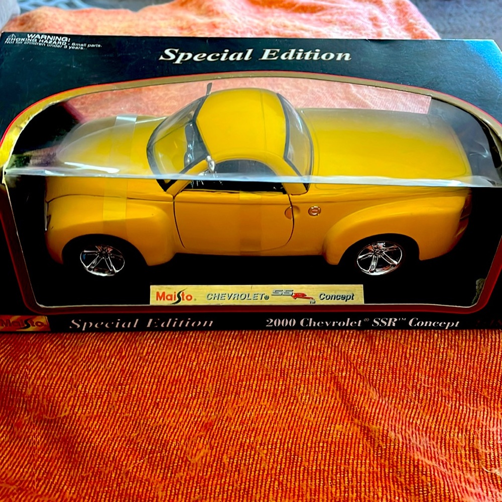Maisto 2000 Chevrolet SSR Concept 1:18